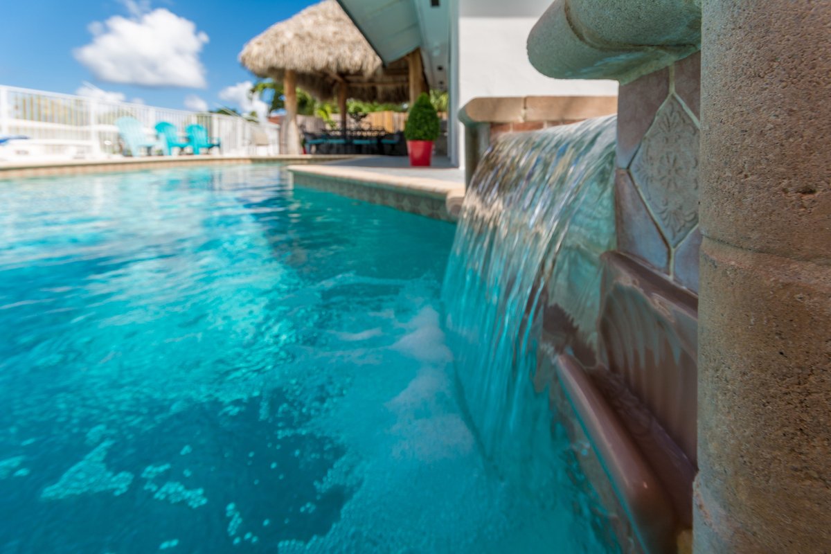 Waterfront Home w/pool, hottub and TikiHut