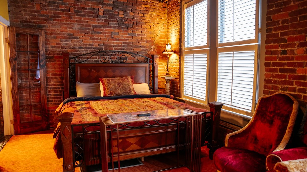 Broadway Penthouse: Stadium View gallery image 2