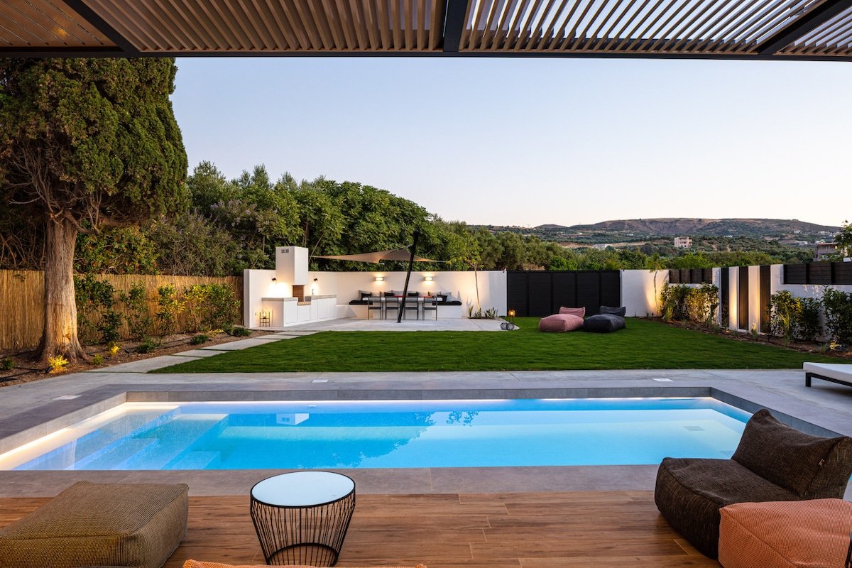 Family 4BR Villa, Ping Pong w Steps to Amenities gallery image 2