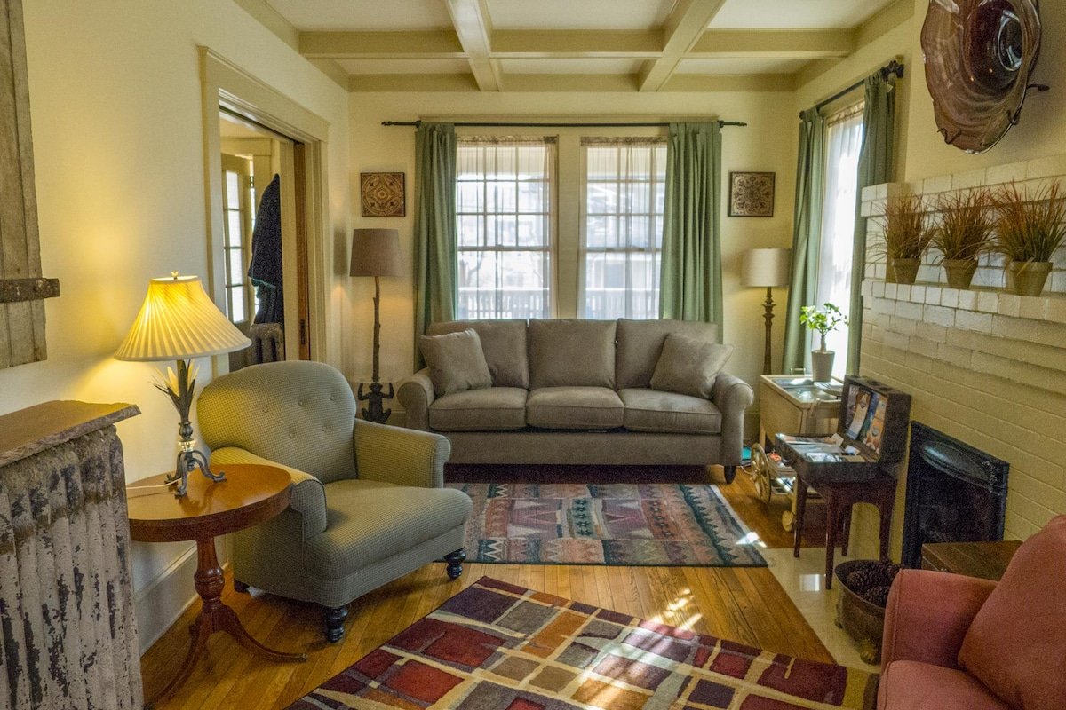 Charming Private Cottage in the Heart of Downtown! gallery image 4