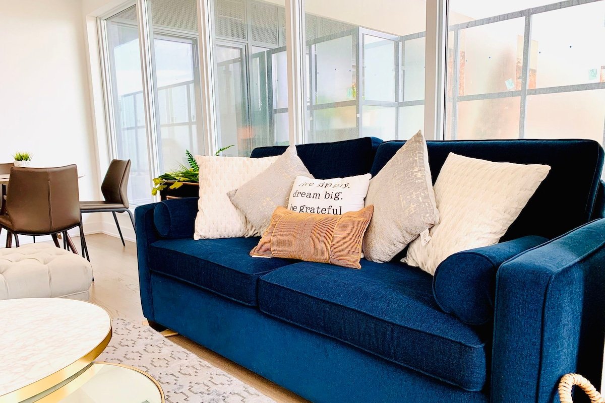 Luxury Lakefront Oasis – Stunning Views | 9 Guests gallery image 3