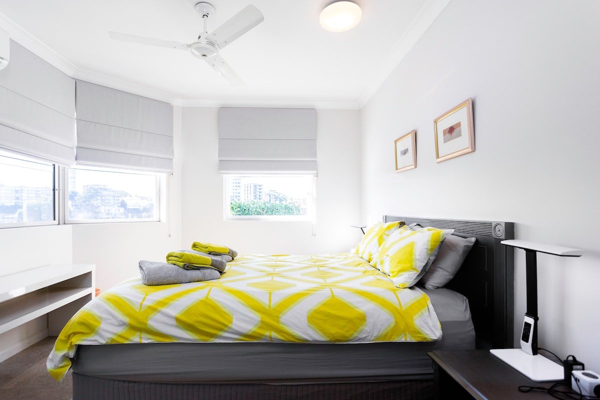 Luxury Waterfront 3BR Apartment gallery image 4