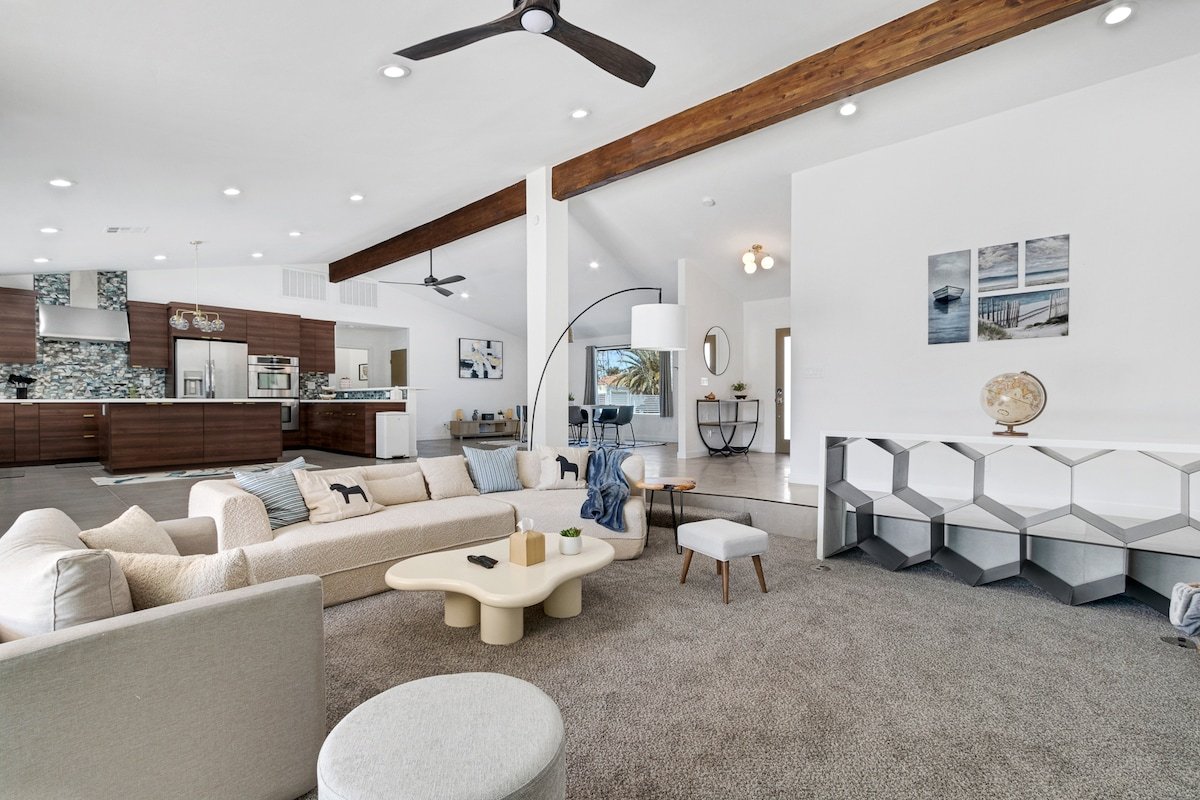 Hidden Oasis 4 BR 10 min to Strip! Prime Location gallery image 2