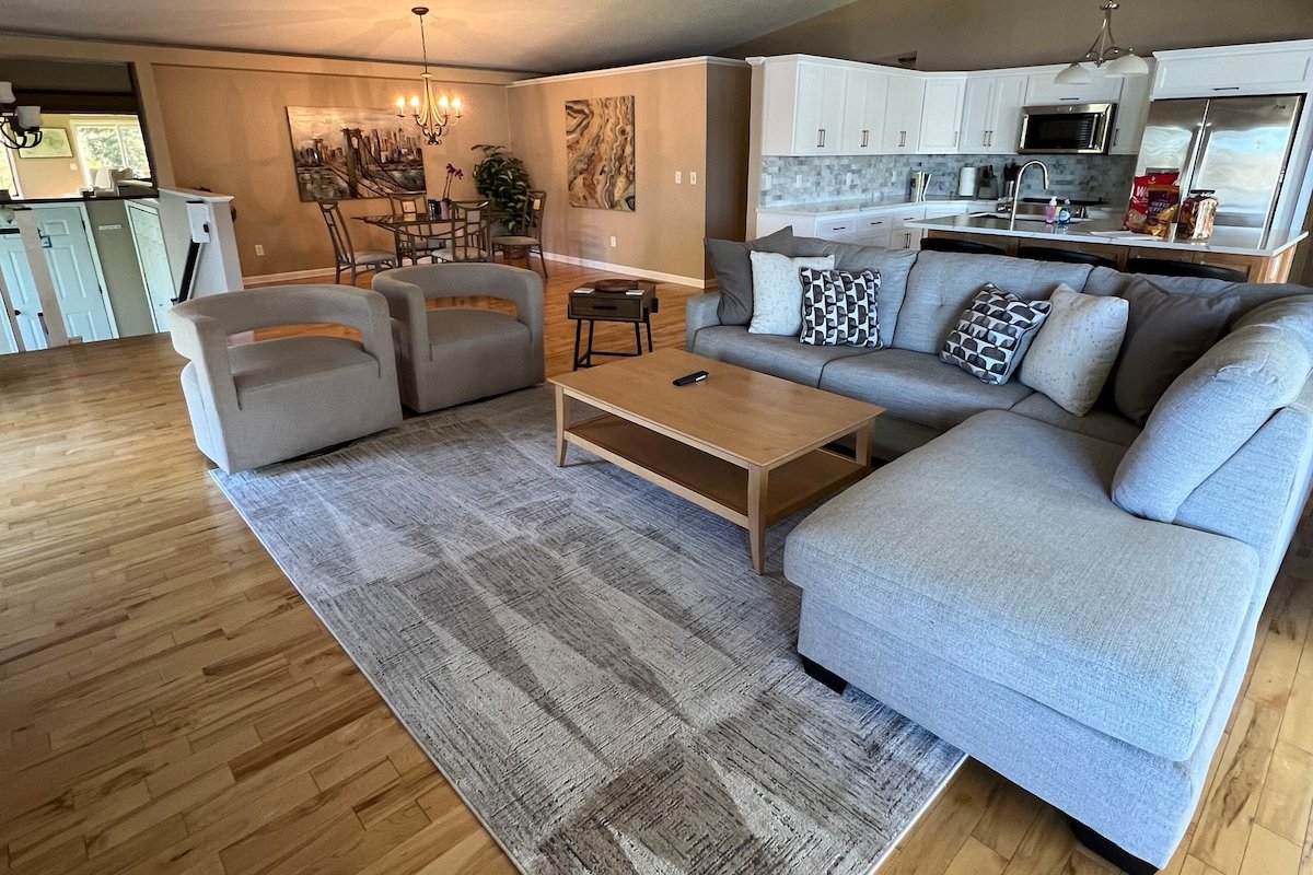 Lake home: hot tub & pool table gallery image 2