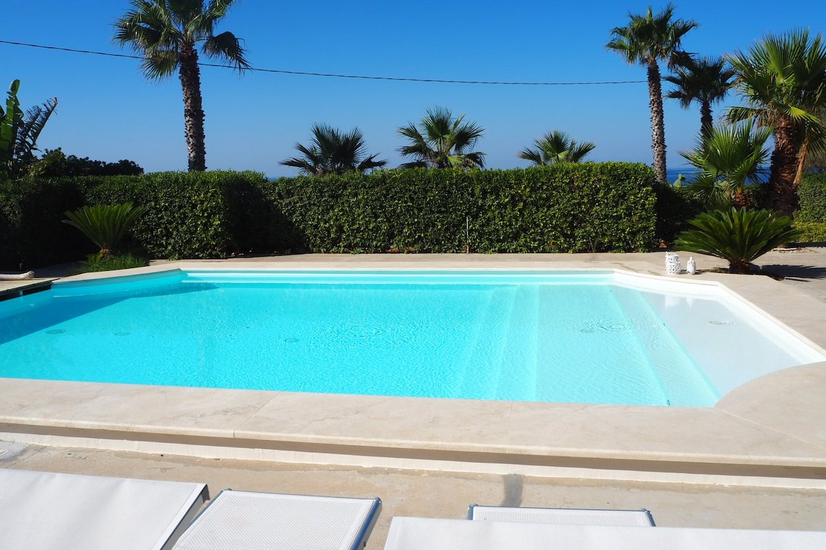 Villa White Dahlia, with pool and sea view gallery image 4