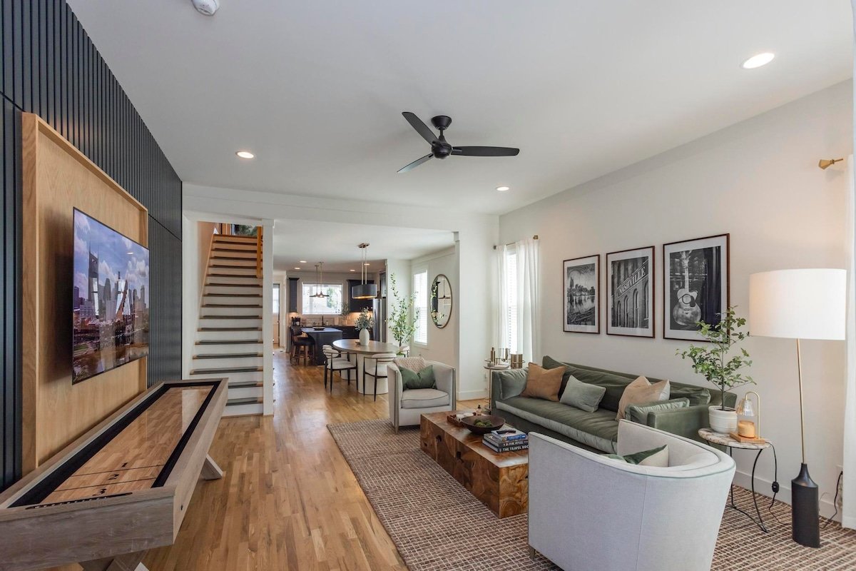 Luxury 4BR | Hot Tub • Mural • Rooftop Lounge gallery image 2