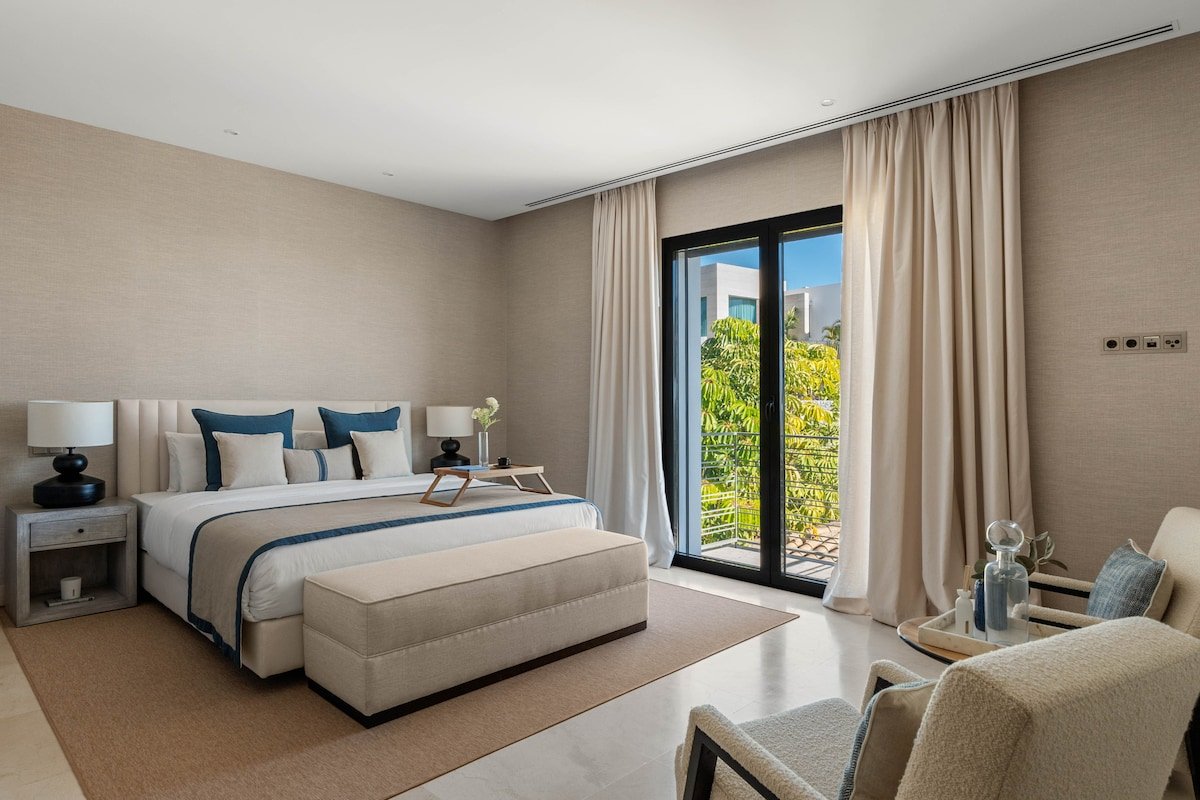 Elegant 6-Bedroom Villa in Marbella with Sea Views gallery image 3