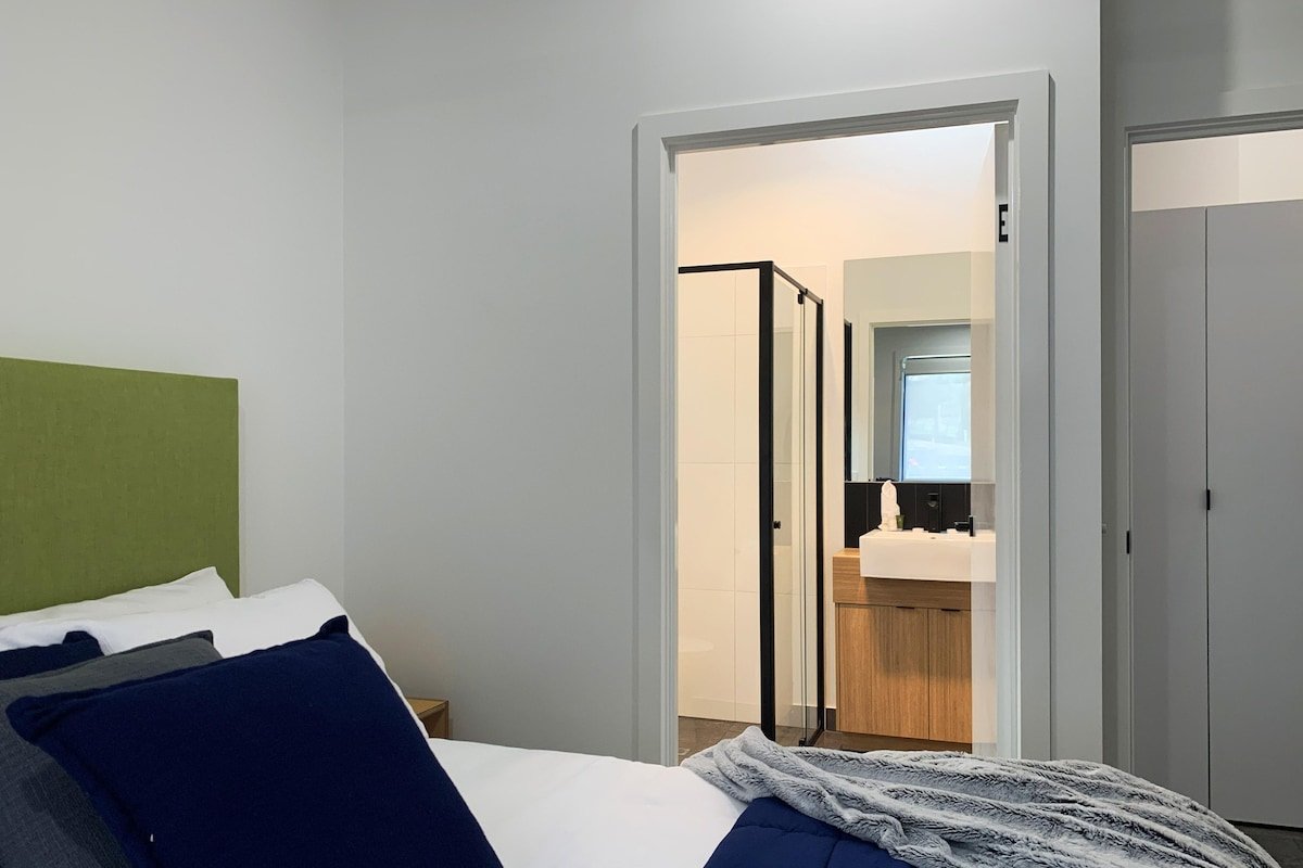 Superior Family Cabin (Sleeps 6) gallery image 5