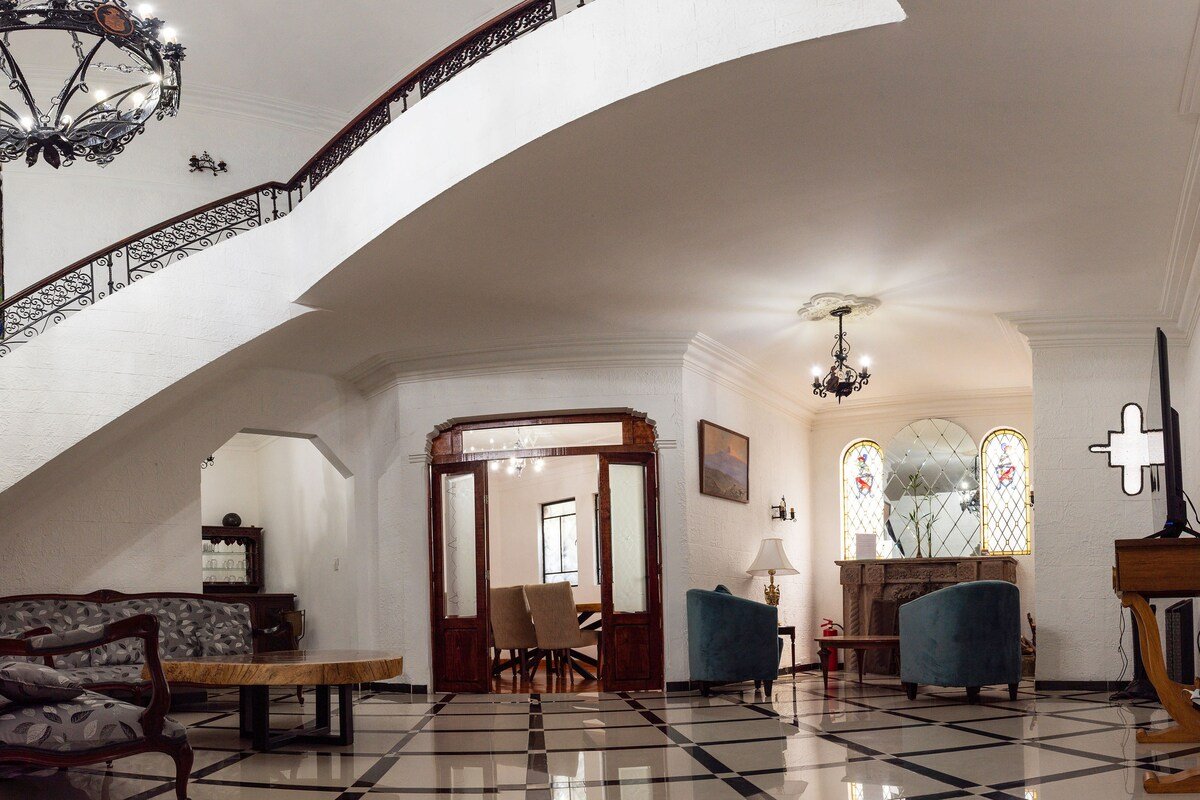 Amplia casa con hermosa arquitectura! gallery image 5