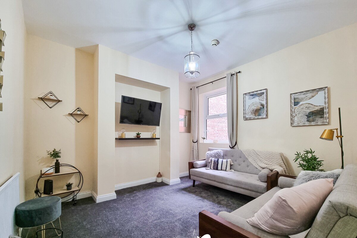 Spacious 5BR Home in Leafy Withington gallery image 3