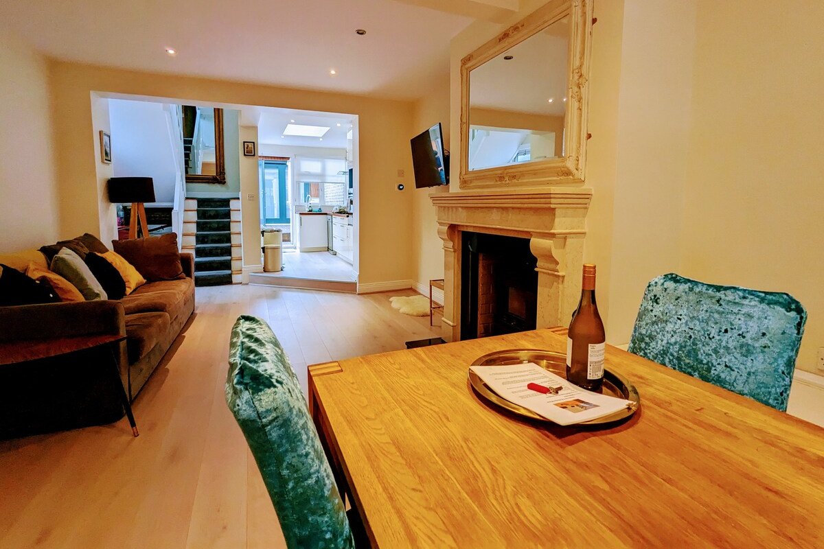 3BR Modern Dublin House | Docks, Beach | Tech HQs gallery image 3