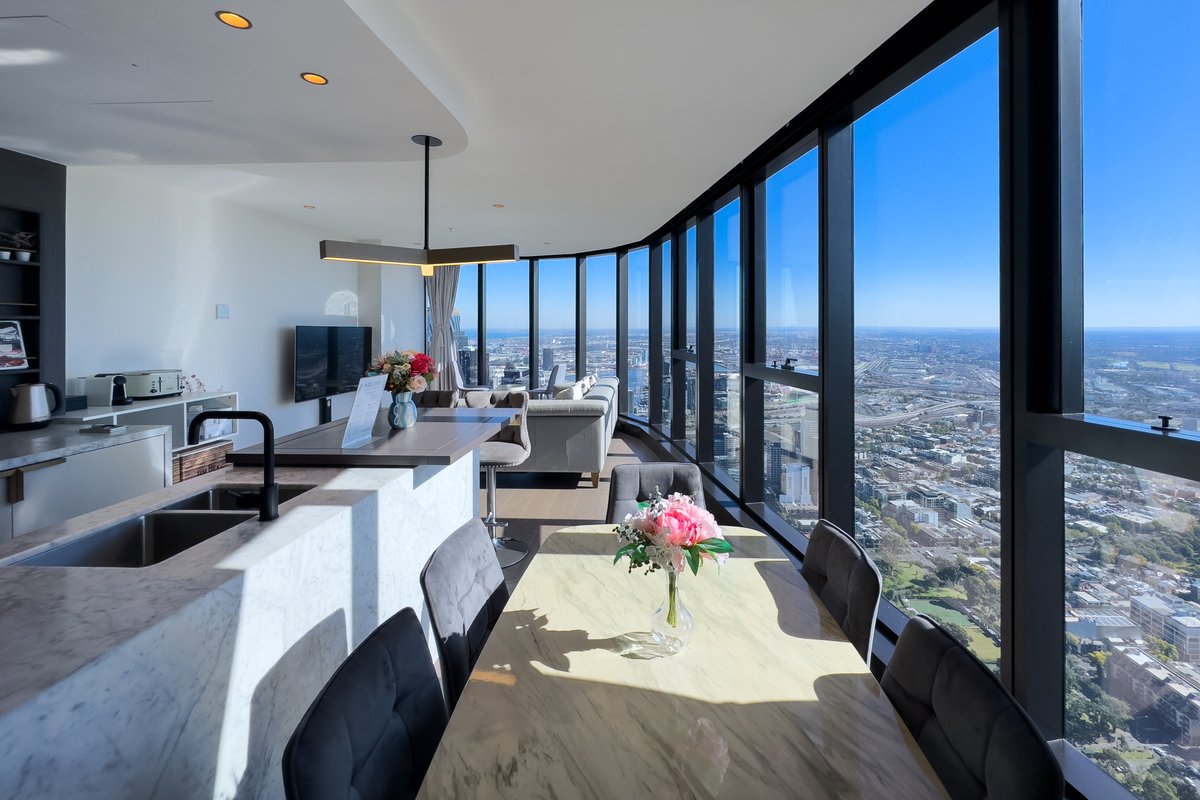 Lvl 76 Skyline Modern Luxury 3 BR in Melbourne CBD