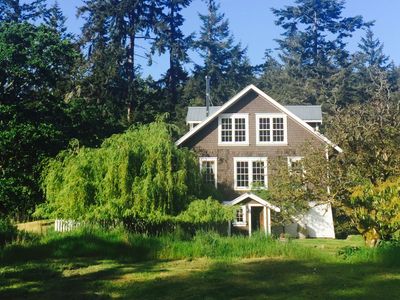 Spacious Modern-Rustic Farmhouse – Saltspring Is.