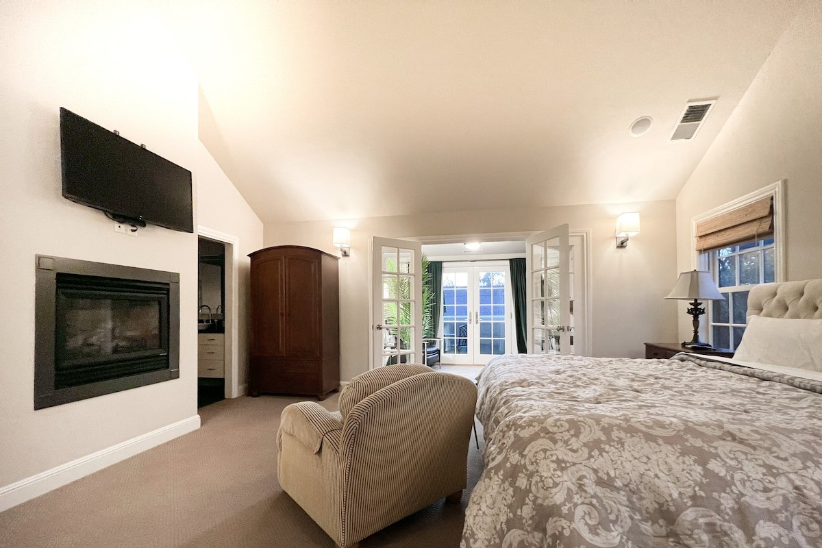 Charming Country Style Tudor Home Near Downtown SJ gallery image 4