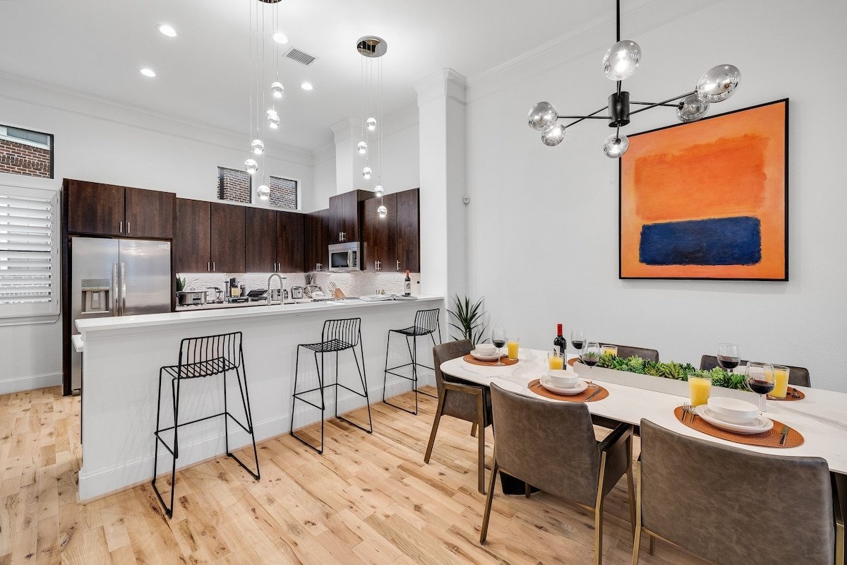 Downtown~3 Bedroom Ensuite~Walkable~Rooftop! gallery image 5