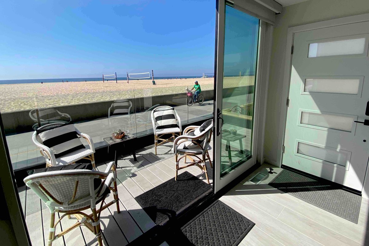 Beachfront Modern 2 Brdm/2 Bath on Strand