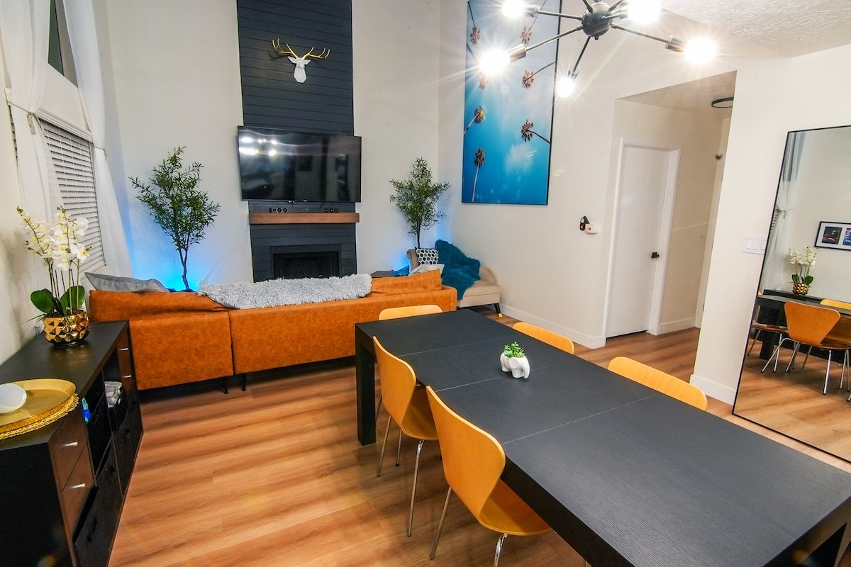 Sleeps 12, XL Pool/Spa/BBQ Retreat & Gameroom loft gallery image 5