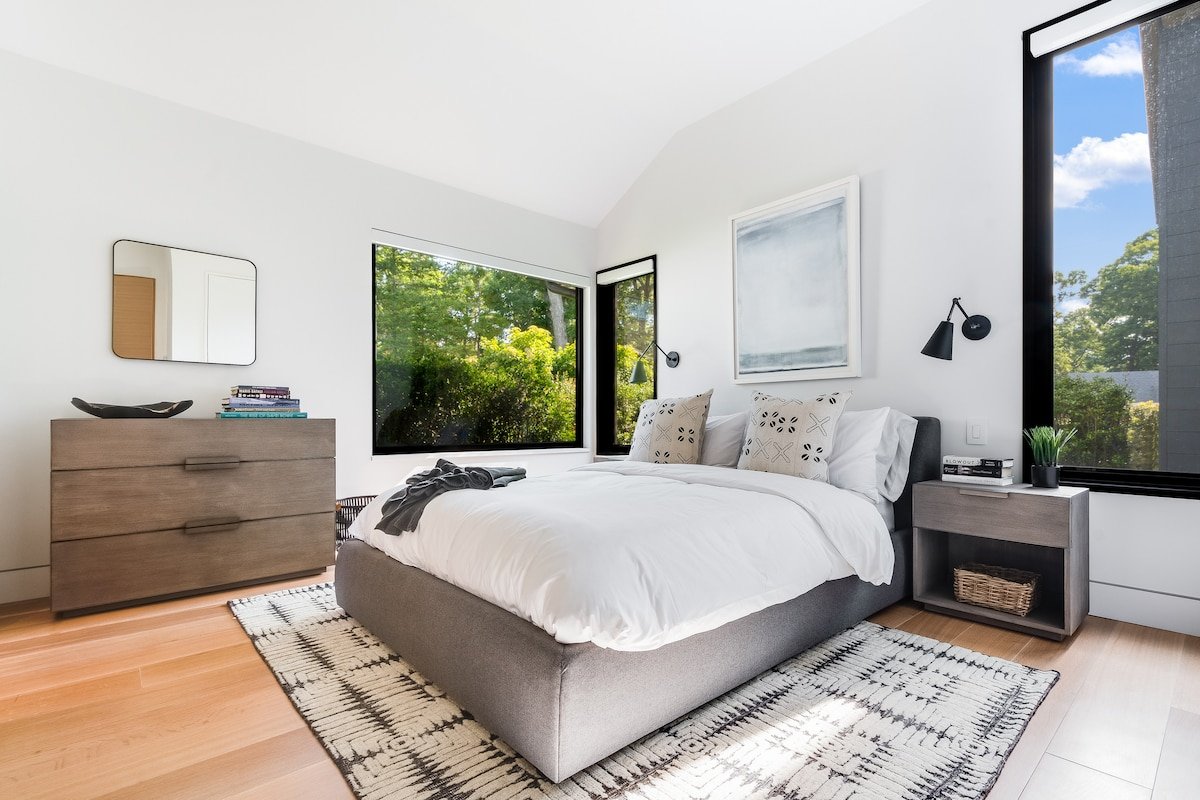 Contemporary Waterfront Paradise gallery image 3