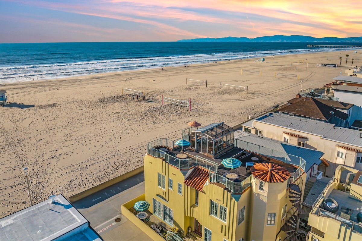 Beachfront, Roof Deck & Well-Stocked w/ Views! gallery image 2