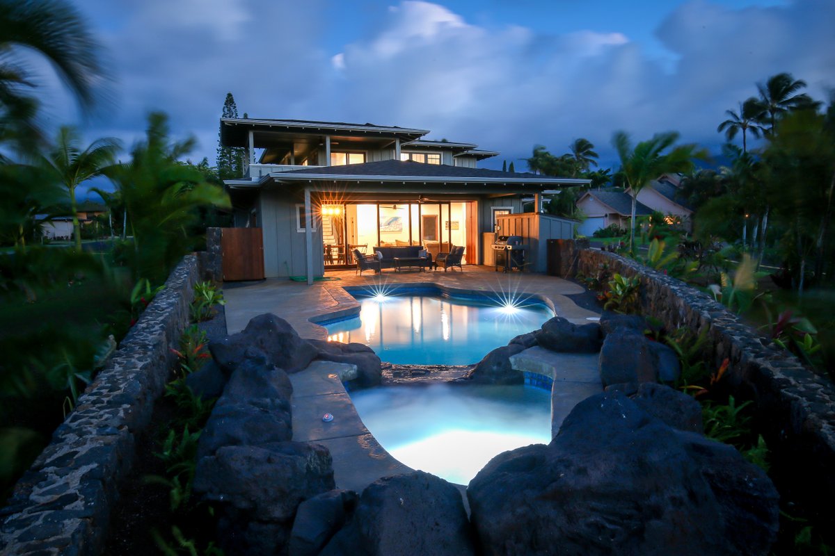 Queens Bath House, 100 steps to Trailhead