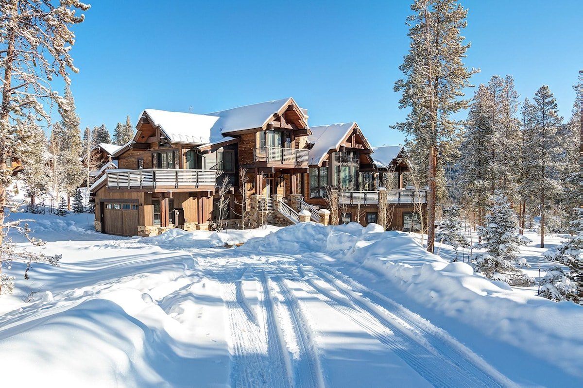 Peerless Haven – Custom Alpine Lodge! Near Gondola gallery image 2