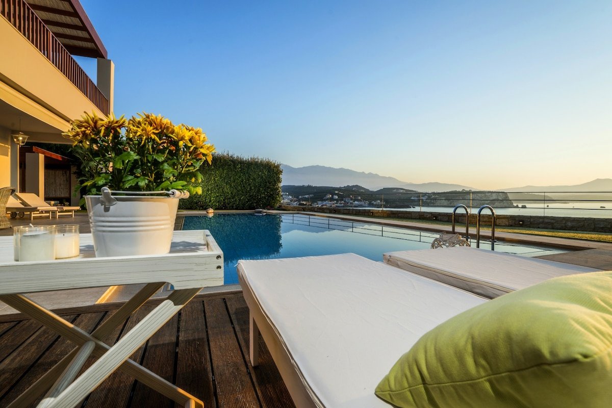 Heated Pool * Sauna * Jacuzzi * 200mt to the Beach gallery image 3