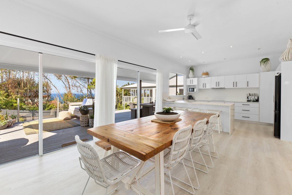 “WHITE BEACH HOUSE” High on Belmore, PETS welcome
