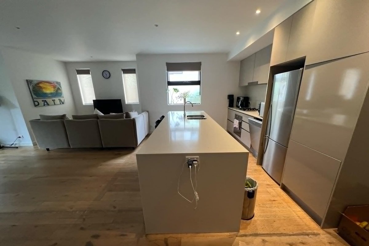 Cosy Entire Home Apartment with 3 bedrooms gallery image 5