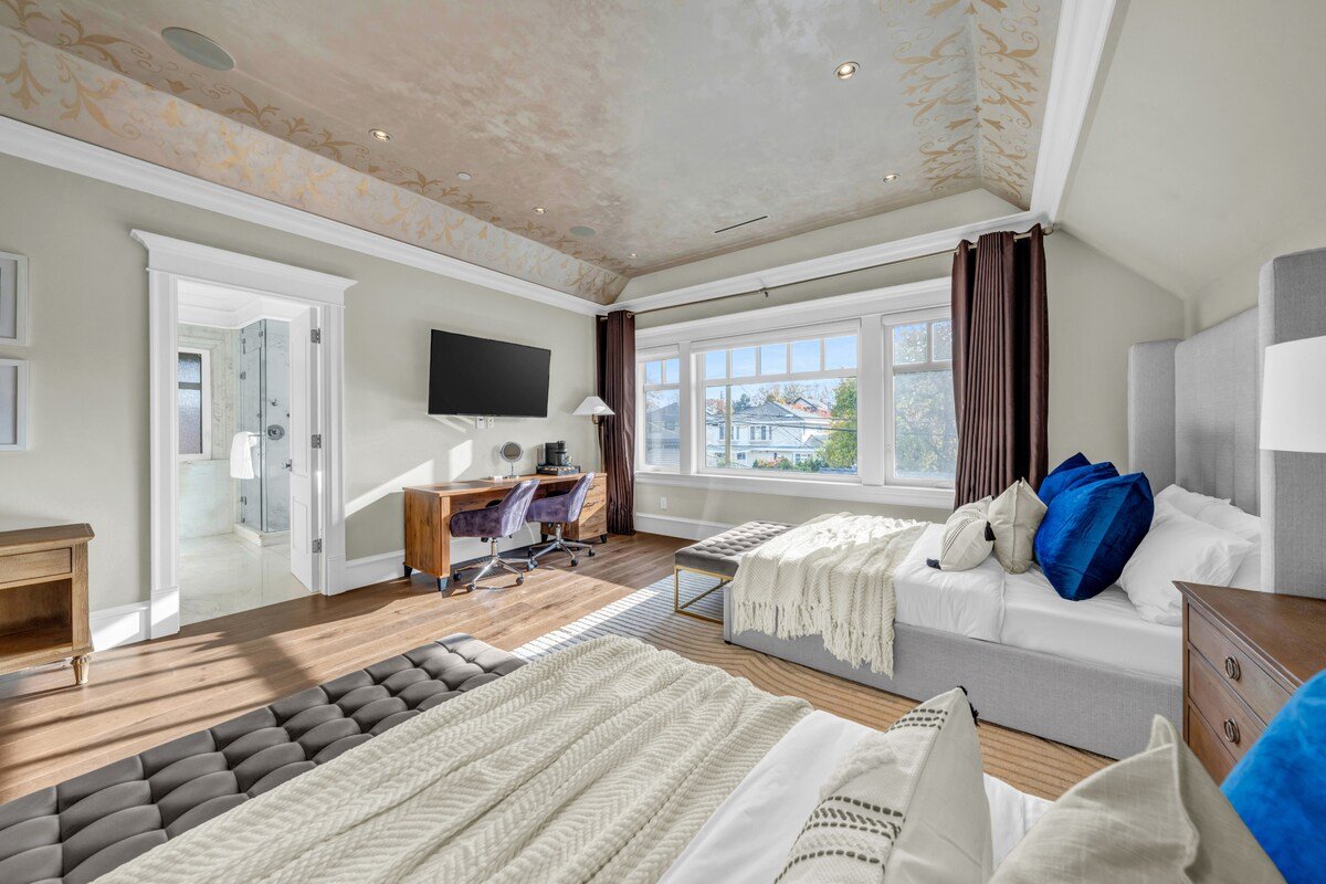 Original Versace House Vancouver 10min to Downtown gallery image 5