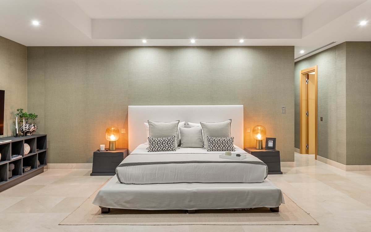 Elegant 6-Bedroom Villa in Marbella with Sea Views gallery image 2