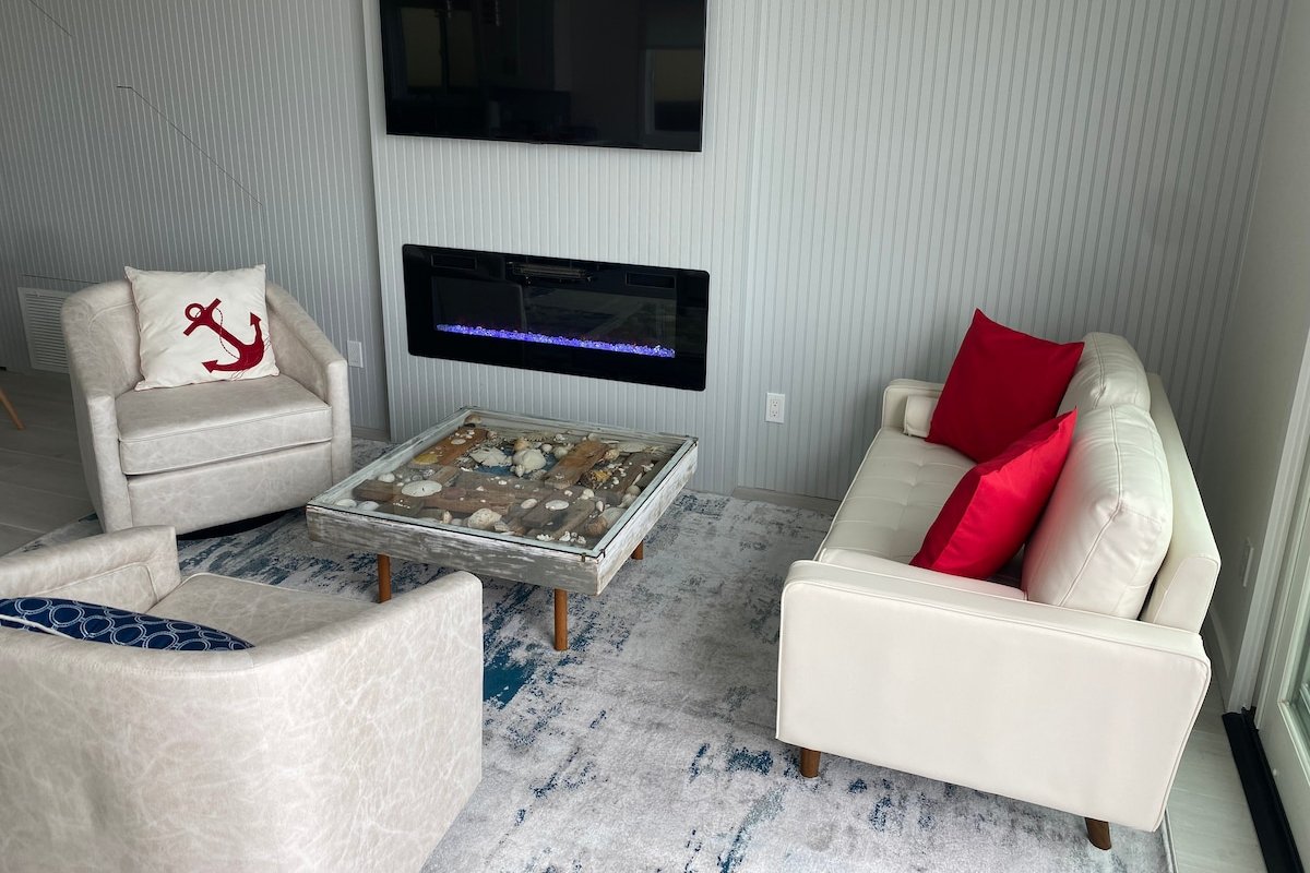 Beachfront Modern 2 Brdm/2 Bath on Strand gallery image 4