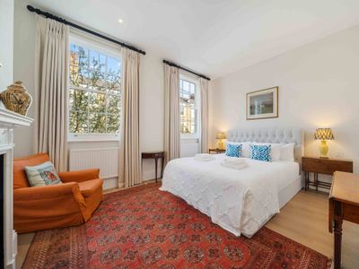 3 bedroom Chelsea townhouse with patio