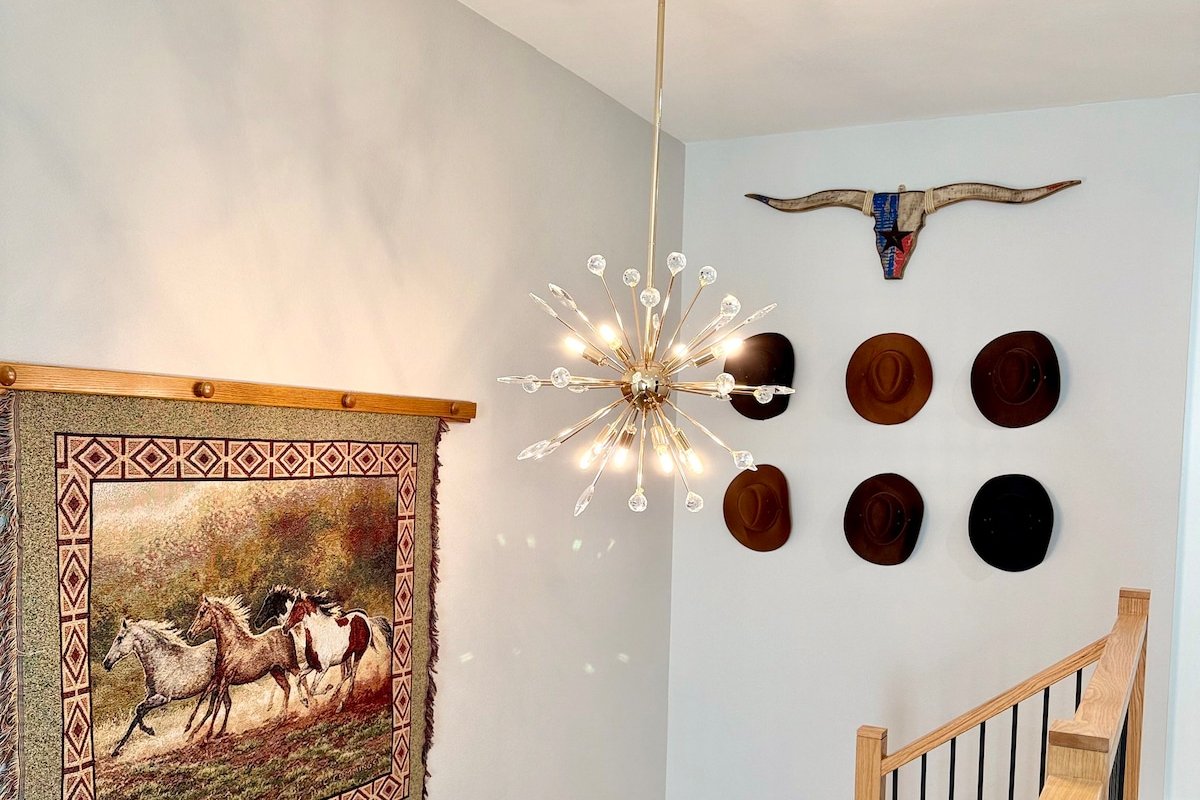 *New* 5 min to Downtown FW, Southwestern Vibes, EV gallery image 2