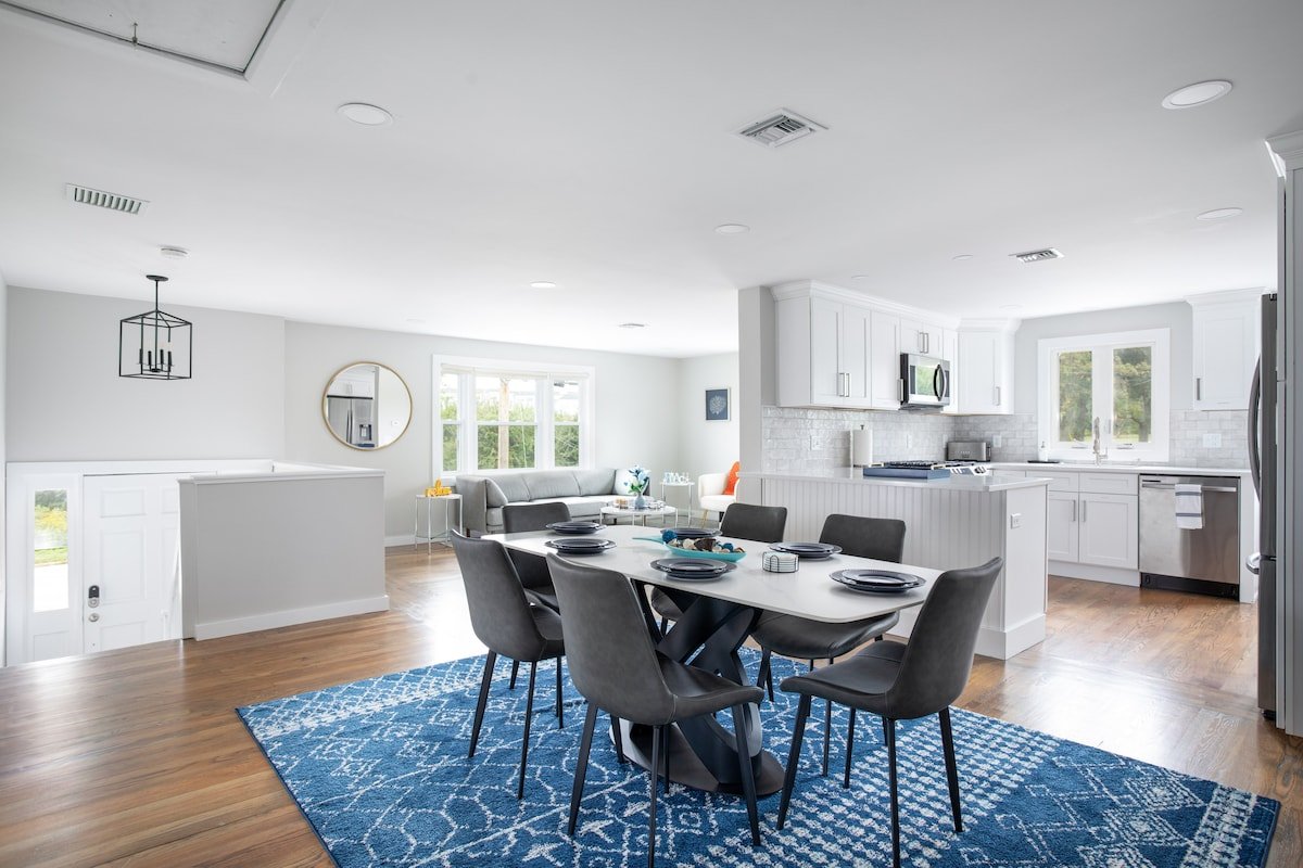 Spacious & Updated Newport Retreat – Walk to Beach gallery image 3