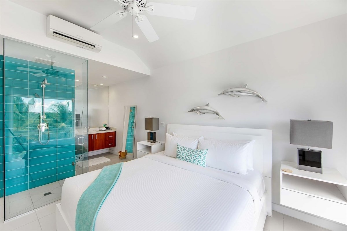 Lux Solaris: Villa w/Pool & Golf Cart by the Beach gallery image 2