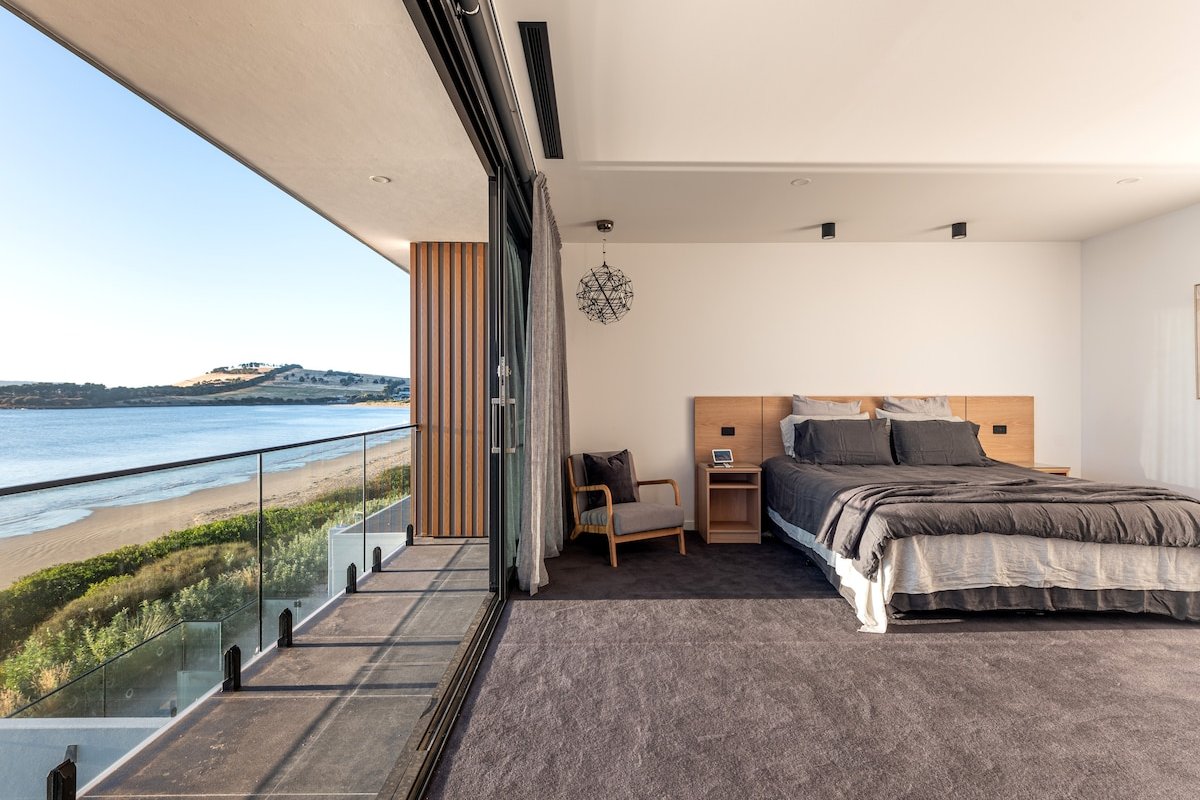 Award-winning beachfront luxury in Cremorne gallery image 3
