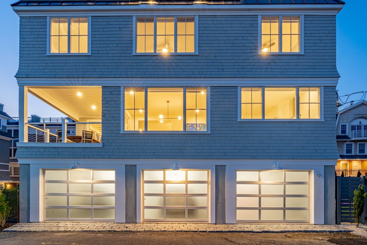 Luxurious Newport Home gallery image 2