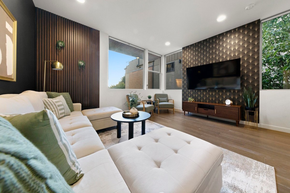 Best Seattle Views | Space Needle & Lake | Parking gallery image 4