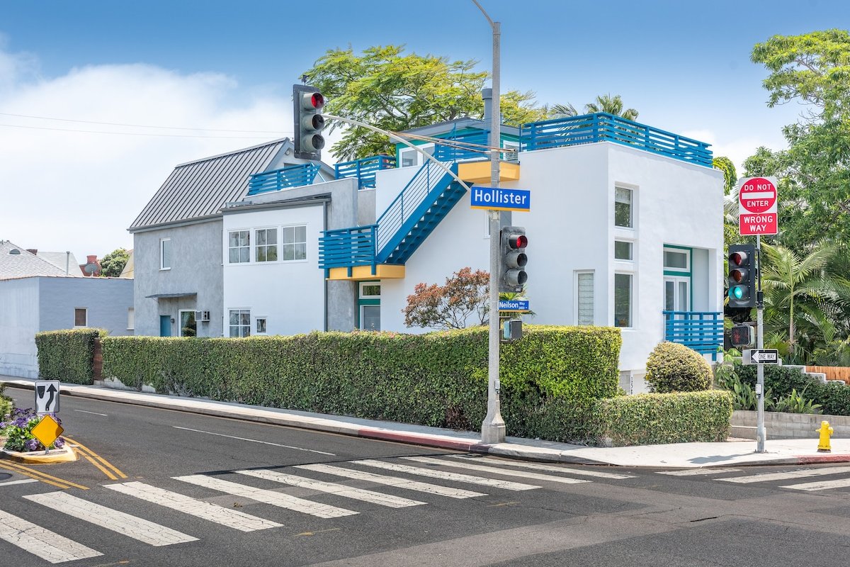 1 min to Sand & Sea – Santa Monica Dream Home gallery image 4