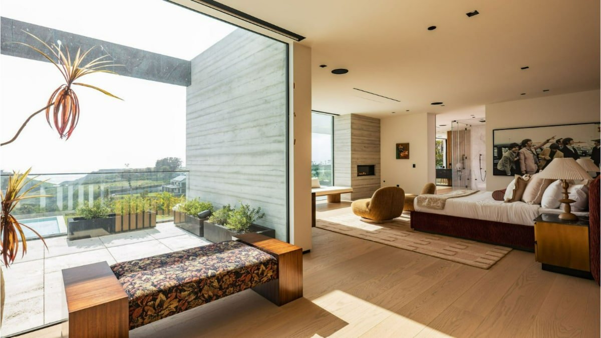 Designer Coastal Retreat in Modern Malibu Haven gallery image 2