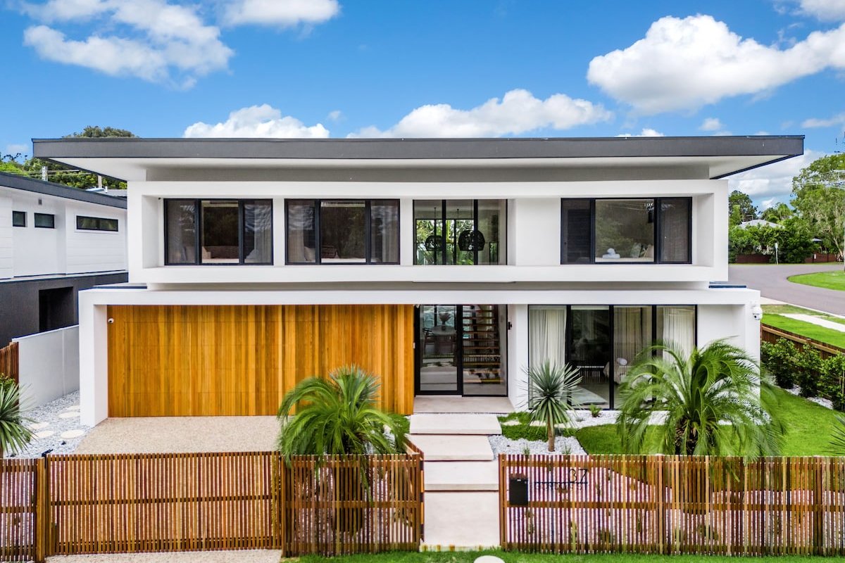 Poet’s Corner | 6 Bedroom | Heated Pool & Sauna gallery image 2