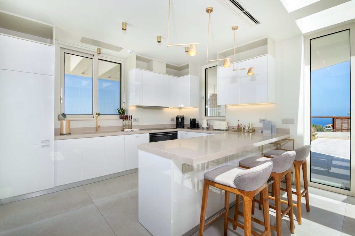 Luxury Sea View Villa w Heated Pool, Jacuzzi & Gym gallery image 3