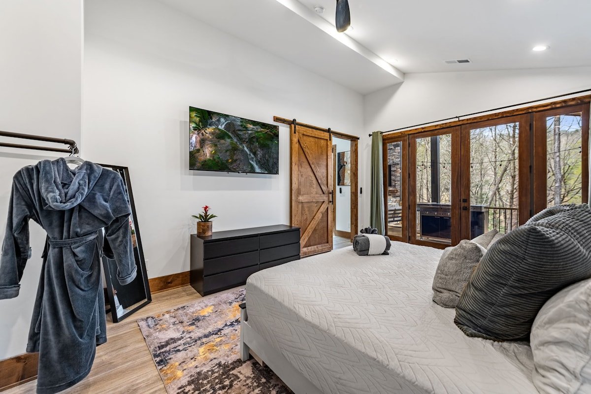 LUXE Chalet! Hot Tub, Sauna, Arcade, 3 King, Creek gallery image 5