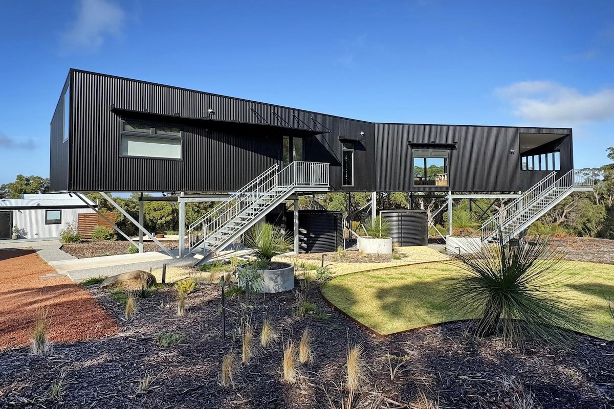 Lights Lookout: Elevated home, expansive sea views gallery image 2