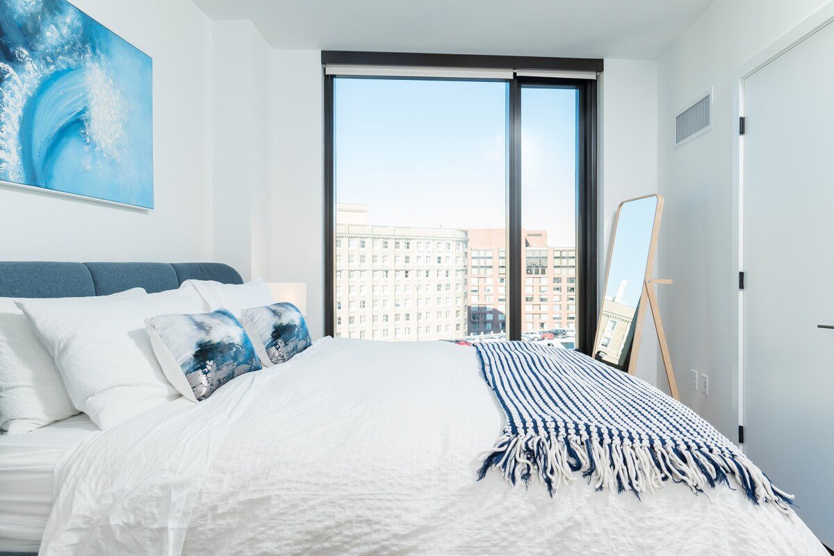 Back-Bay Central Condo w/Roof top, Gym & Parking! gallery image 3