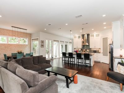 Modern & Bright Hyde Park Home – 10 min from DT!