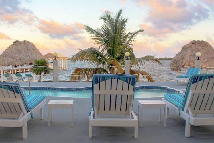 4 BDRM Waterfront Villa with Private Pool