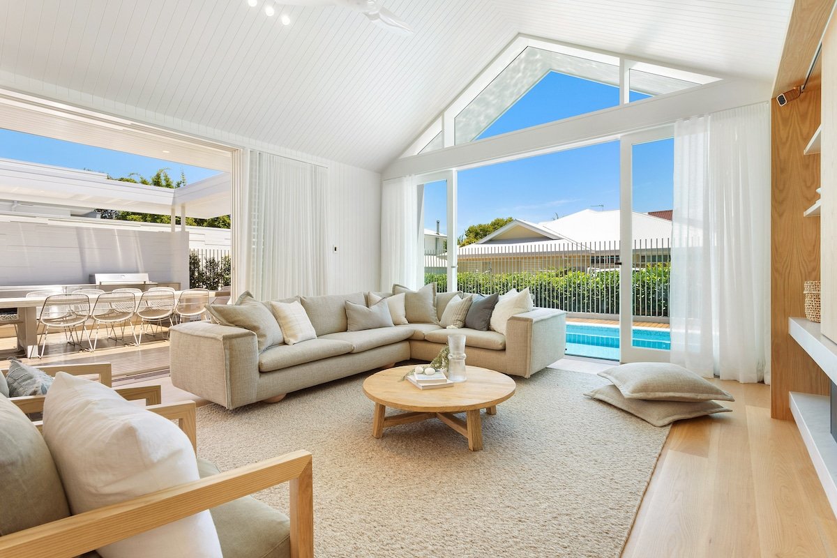 Aroha new luxury home walk to town and beach gallery image 3