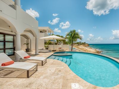 Mumbai (3 bedrooms) – Oceanfront villa with pool,