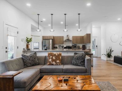 The VIEW•Pool•Spa•Goats•Chickens Sleeps 20|13 beds